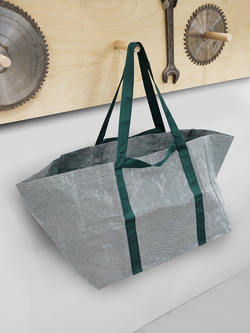 437186 Q Vi ser at en av de tingene vi kan glede oss til er en ny og oppdatert versjon av den gode, gamle Ikea-posen – i mer moderne farger! Hay design for ikea